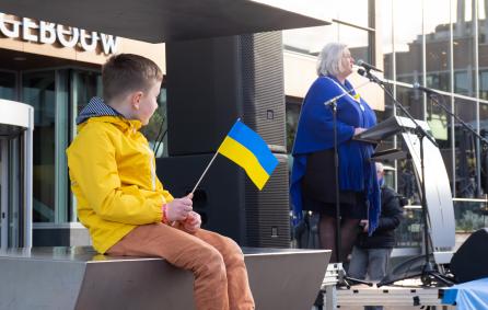 jongentje met oekraïns vlaggetje in de hand op het raadhuisplein