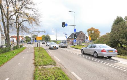Kruispunt Schipholweg-Sloterweg Badhoevedorp. Automobilisten vanaf Haarlem/Lijnden mogen hier niet linksaf naar de Sloterweg. Foto: Henk Roolvink.