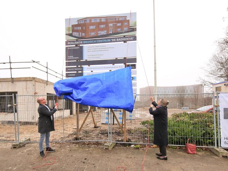 André van Es en Mariëtte Sedee onthullen het bouwbord van het Medisch Centrum Badhoevedorp