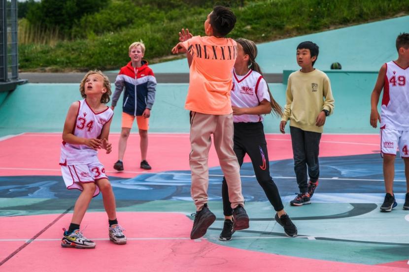 Kinderen aan het basketballen op het DreamCourt aan de Toolenburgerplas