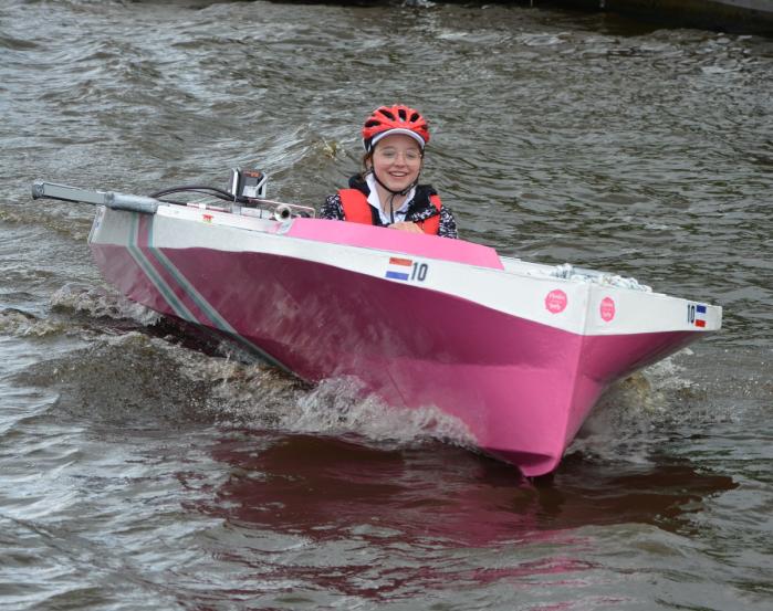 De roze boot van het meidenteam in actie