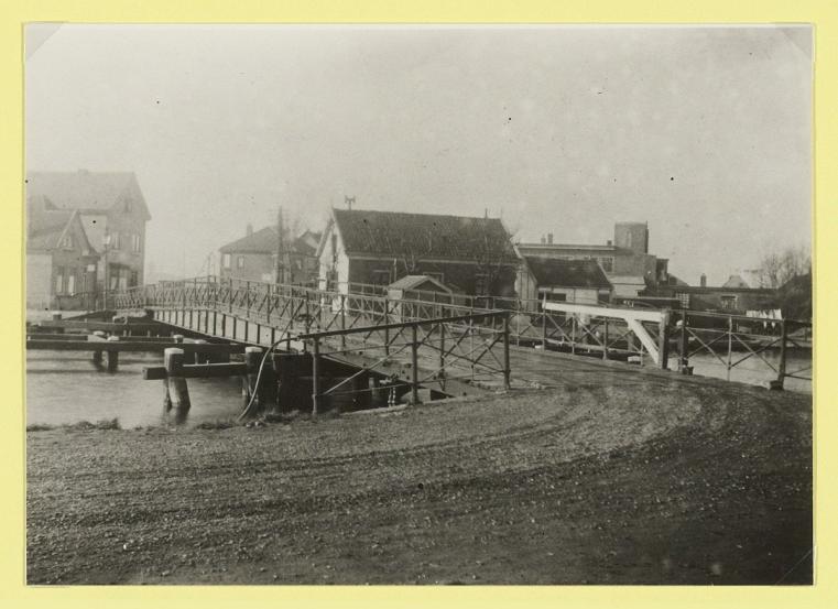 een oude foto van de Lisserbrug
