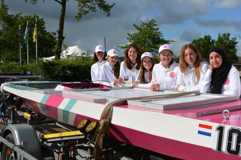 De zeven meiden van het team Meiden aan het Roer bij hun solarboot