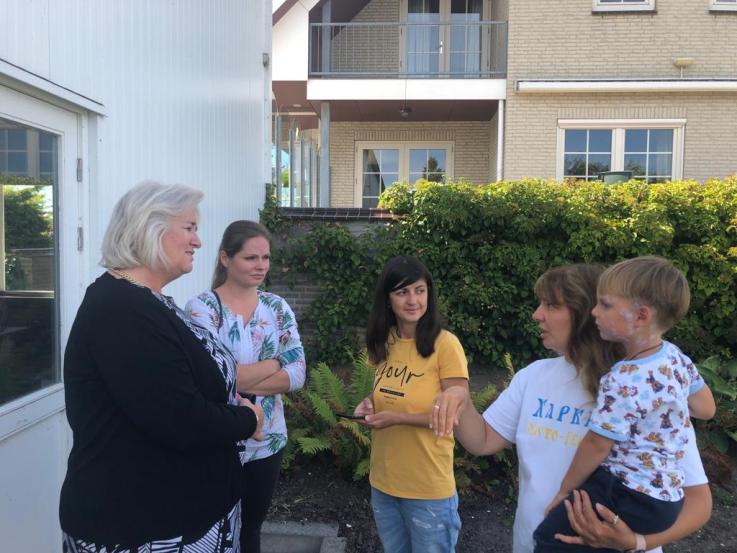 burgemeester Marianne Schuurmans in gesprek met Oekraïense vluchtelingen
