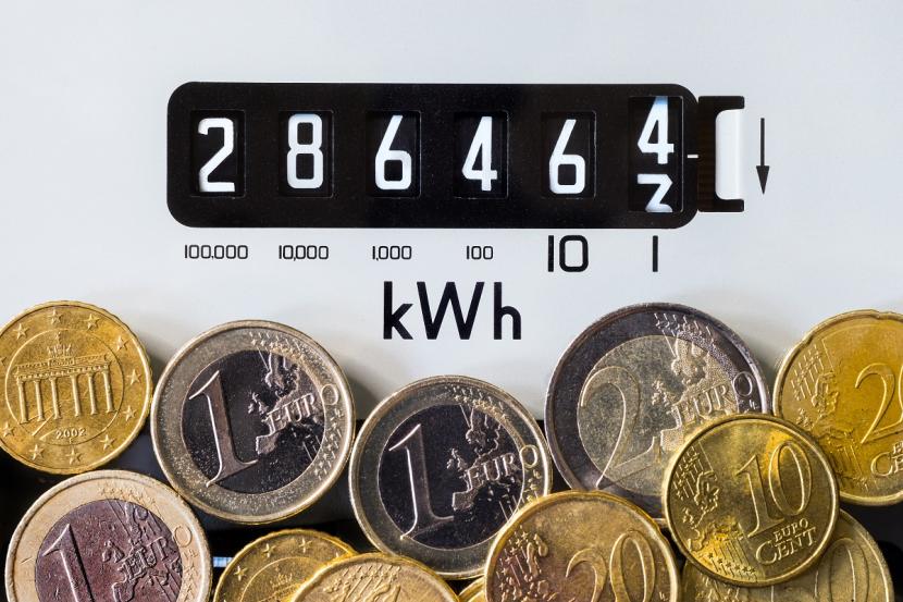 Een energiemeter met euromunten
