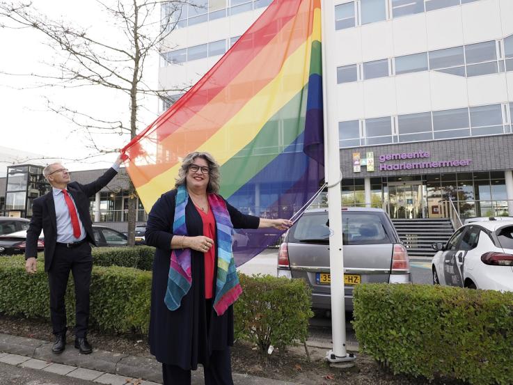 Wethouder Marjolein Steffens heeft de regenboogvlag gehesen