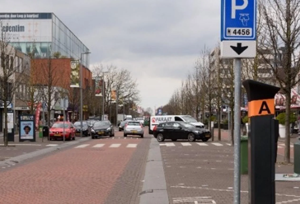 Een beeld van de Kruisweg met geparkeerde auto's