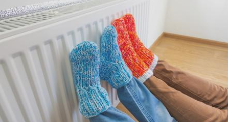 Voeten tegen een verwarming. Foto: Shutterstock.