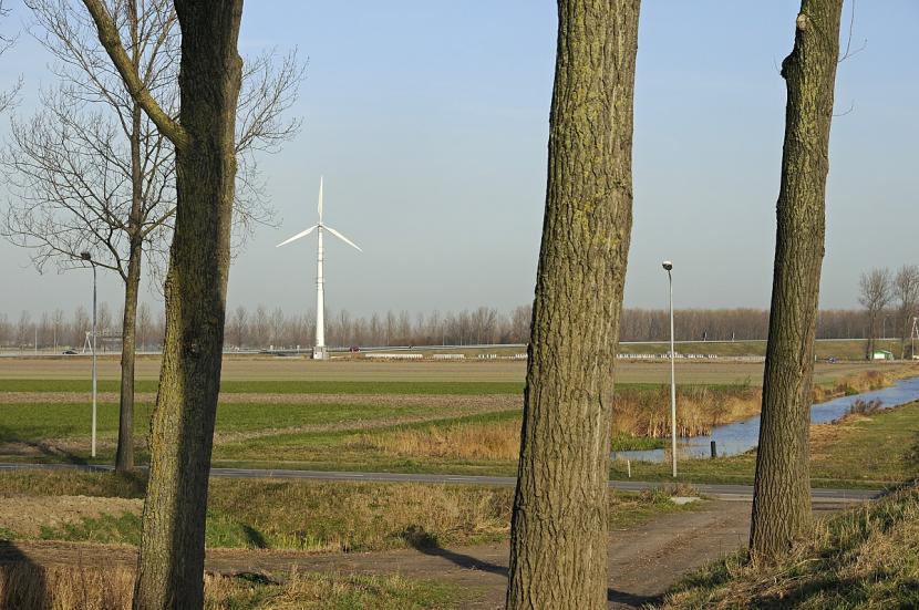 Windmolen langs de A44 bij Burgerveen