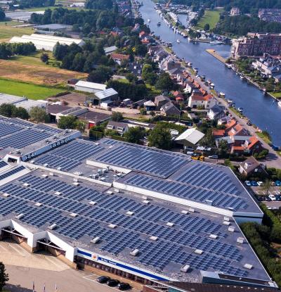 Luchfoto van zonnepanelen op daken van Royal De Ree Holland